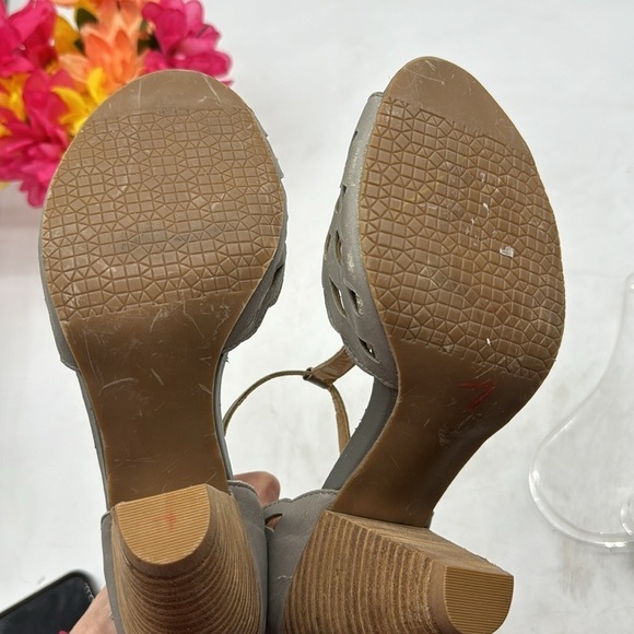 Crown Vintage Tea Cup Gray Cut Out Leather Gray Leather Sandals Size 9 MCH4979B - Picture 9 of 12